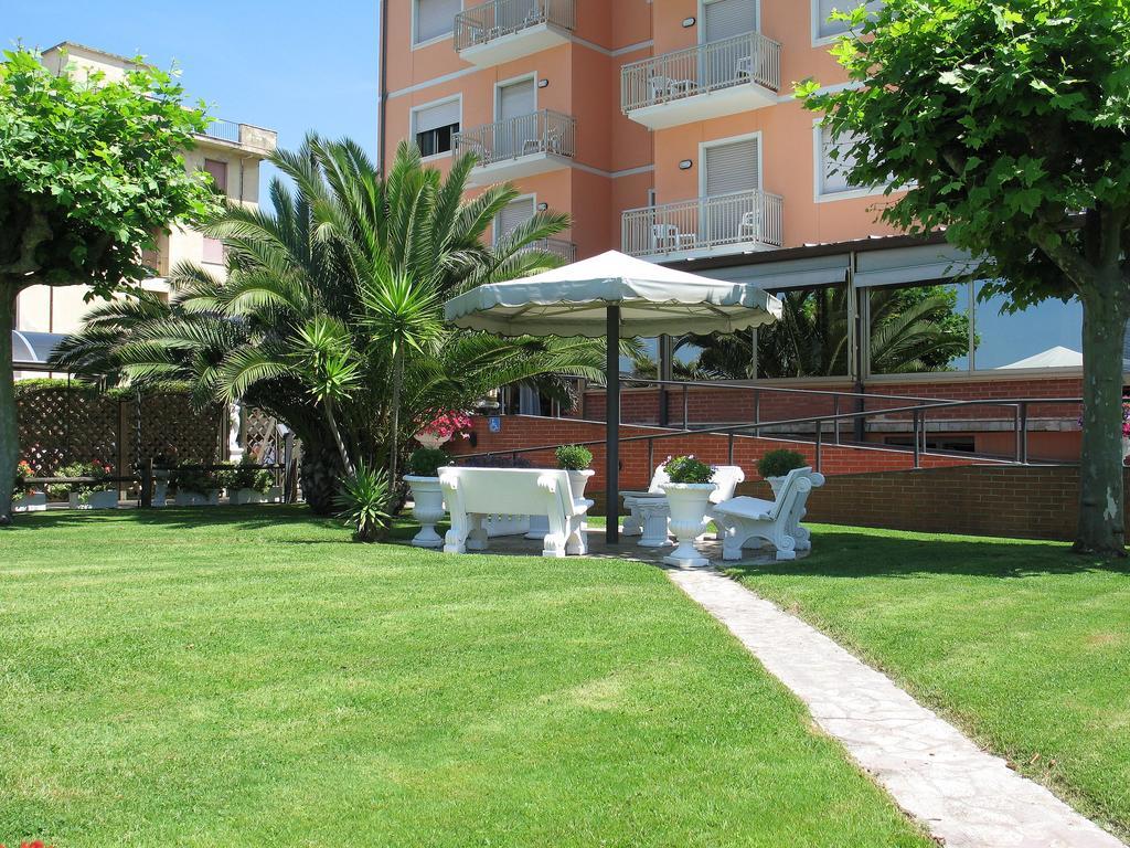 Hotel Bixio Lido di Camaiore Esterno foto