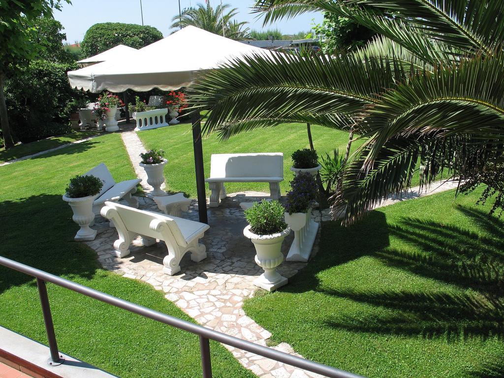 Hotel Bixio Lido di Camaiore Esterno foto